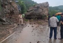 Photo of जम्मू-कश्मीर में मौसम बना आफत: मलबा गिरने से दो घंटे बंद रहा हाईवे