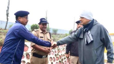 Photo of उत्तराखंड: सत्र के लिए तैनात सुरक्षाकर्मियों से मिले सीएम