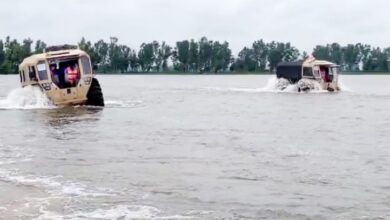 Photo of पंजाब: पानी में डूबा गांव जट्टां, घरों में चार फुट पानी, छतों पर डेरा