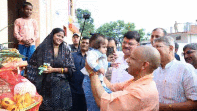 Photo of निषाद-वाल्मिकी समाज के लोगों के साथ सीएम योगी ने मनाई दिवाली