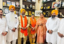 Photo of पंजाब: मोगा की विधायक अमनदीप ने हरमनप्रीत कौर के माता-पिता को किया सम्मानित