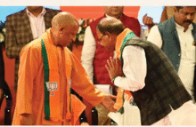 Photo of यूपी: पंकज चौधरी ने छुए सीएम योगी के पैर, दिखी दूरी की अटकलों को विराम देने की कोशिश