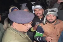 Photo of मंदिर के पास पशुओं के अवशेष मिलने पर हिंदूवादी संगठनों का प्रदर्शन