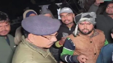 Photo of मंदिर के पास पशुओं के अवशेष मिलने पर हिंदूवादी संगठनों का प्रदर्शन