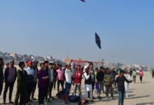 Photo of काशी में पतंग प्रतियोगिता: चौथी पतंग कटते ही गंगा के उस पार रेती पर गूंजा भक्काटे और हर हर महादेव…